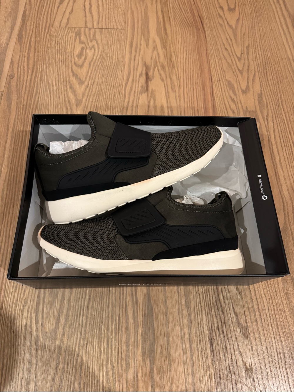 Robert Wayne Men’s sneaker in Army Green and Black